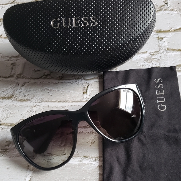 Guess Accessories - NWOT Guess Polarized Designer Sunglasses w/ Hard Case